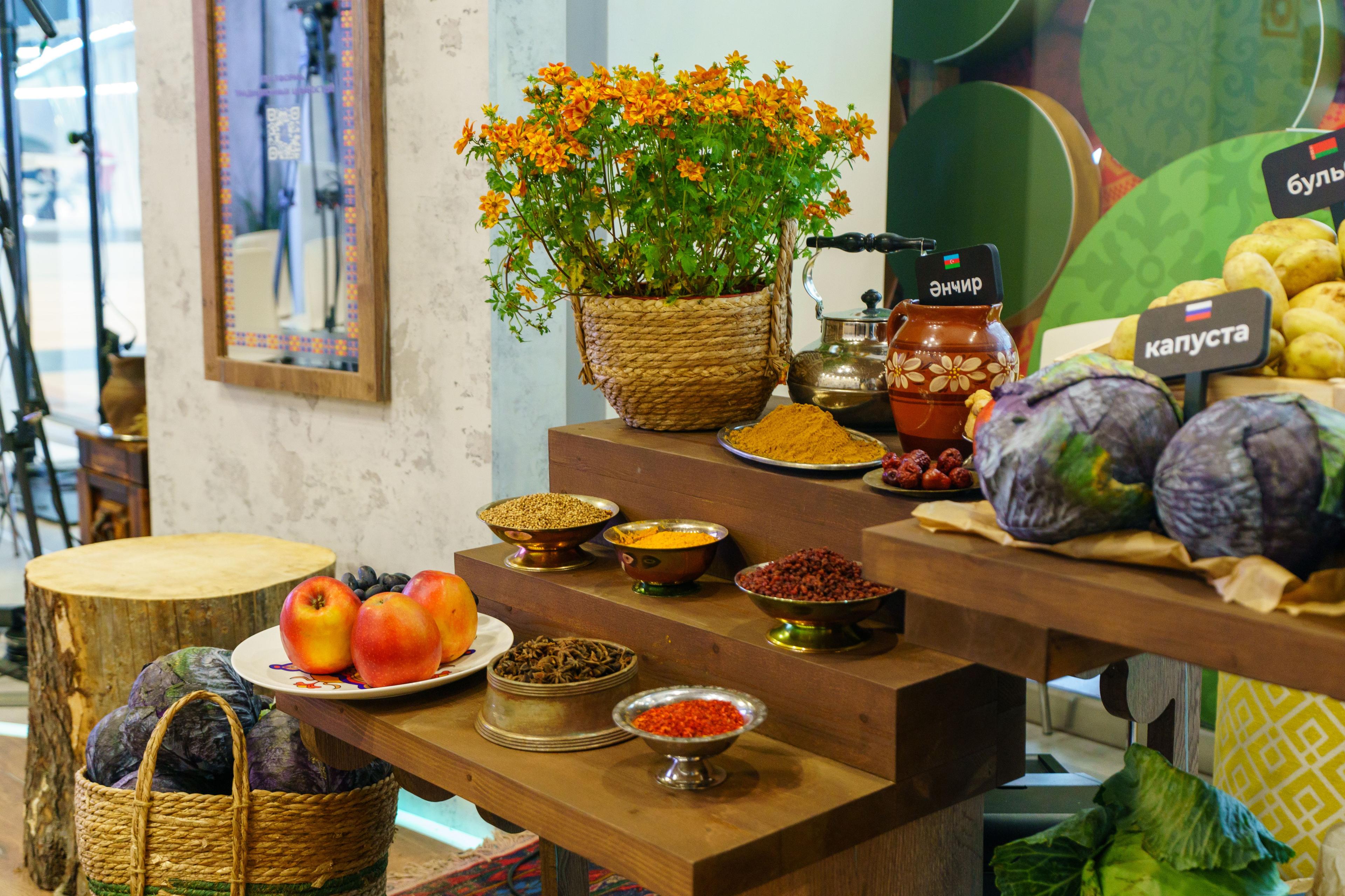 На рынке были представлены продукты из России, Белоруссии, Азербайджана, Узбекистана, Абхазии, Кыргызстана и Грузии